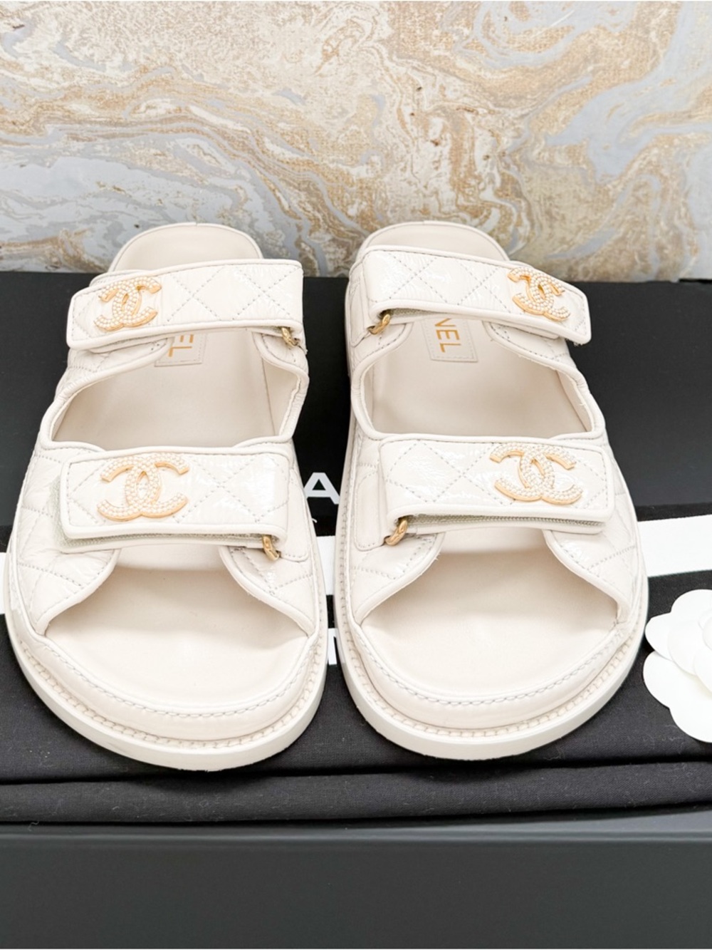 New! Chanel Dad CC Shiny Calfskin Pearl Quilted Slide Sandals - Picture 4 of 9